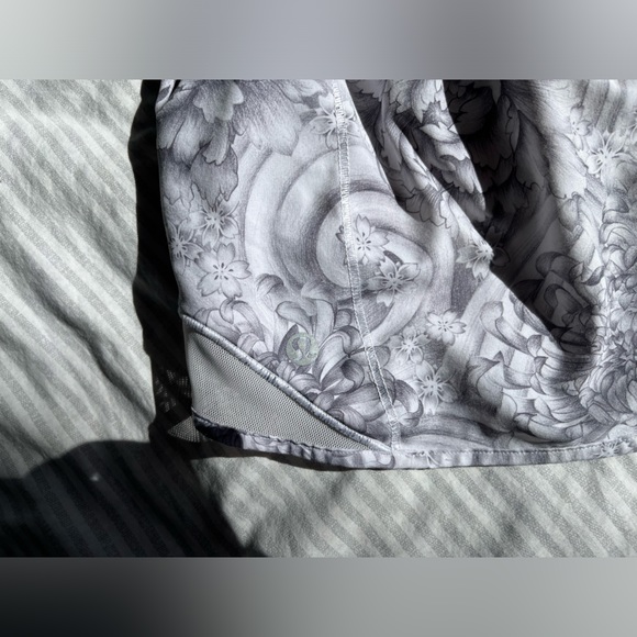 Lululemon hotty hot shorts - Picture 3 of 7